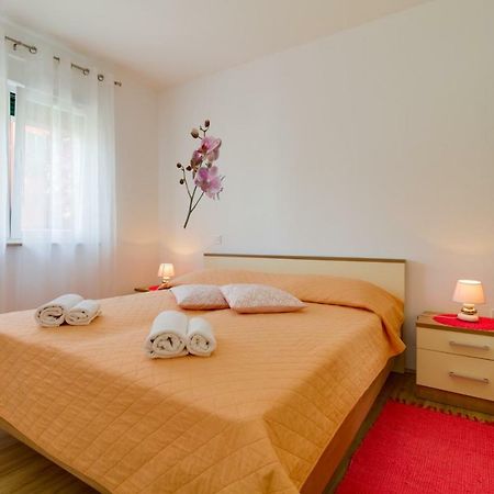 Apartments Tonka Near Beach And Sea Pula Exterior foto