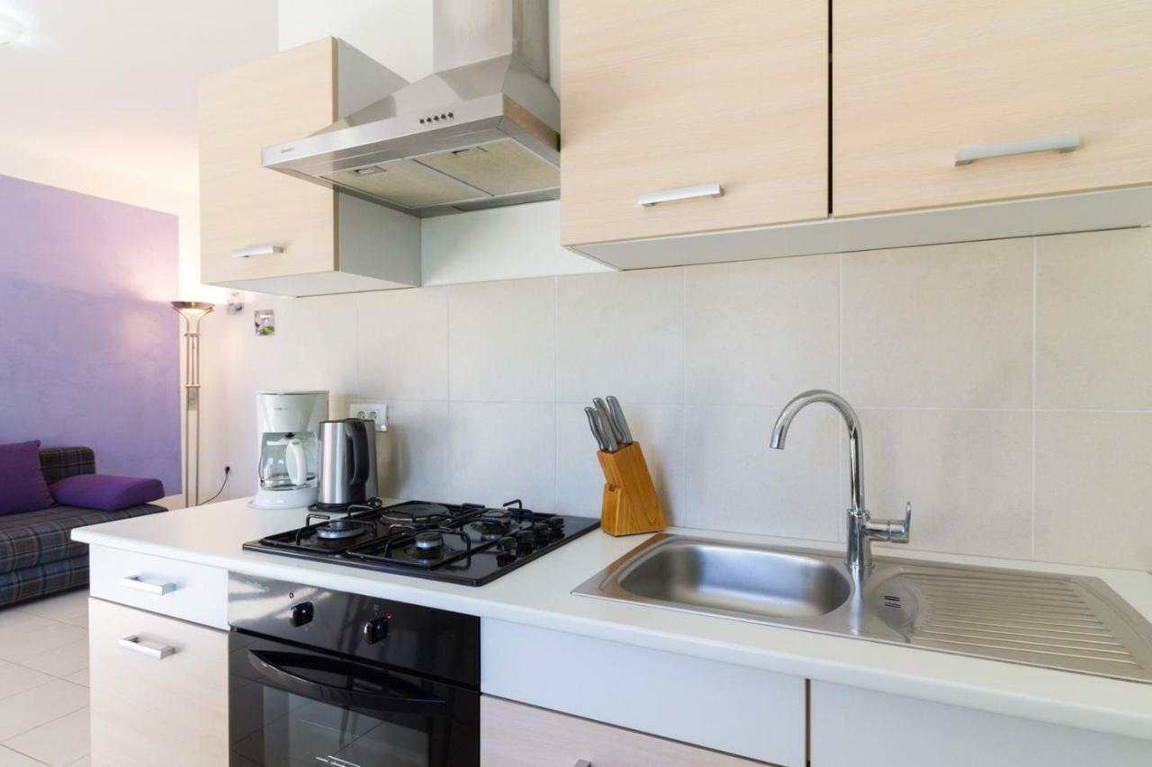 Apartments Tonka Near Beach And Sea Pula Exterior foto