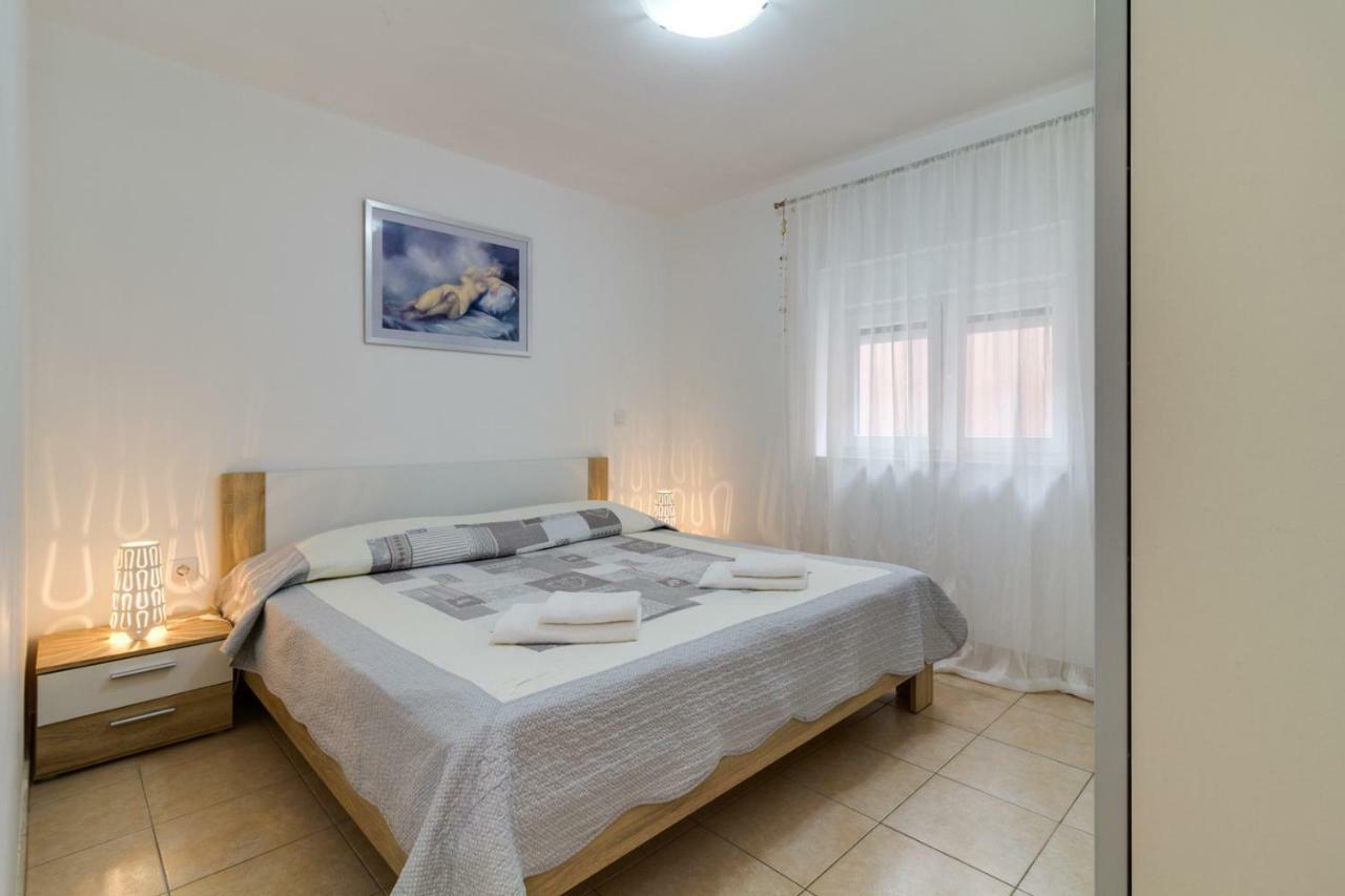 Apartments Tonka Near Beach And Sea Pula Exterior foto