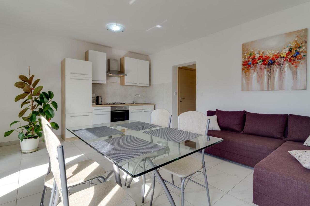 Apartments Tonka Near Beach And Sea Pula Exterior foto
