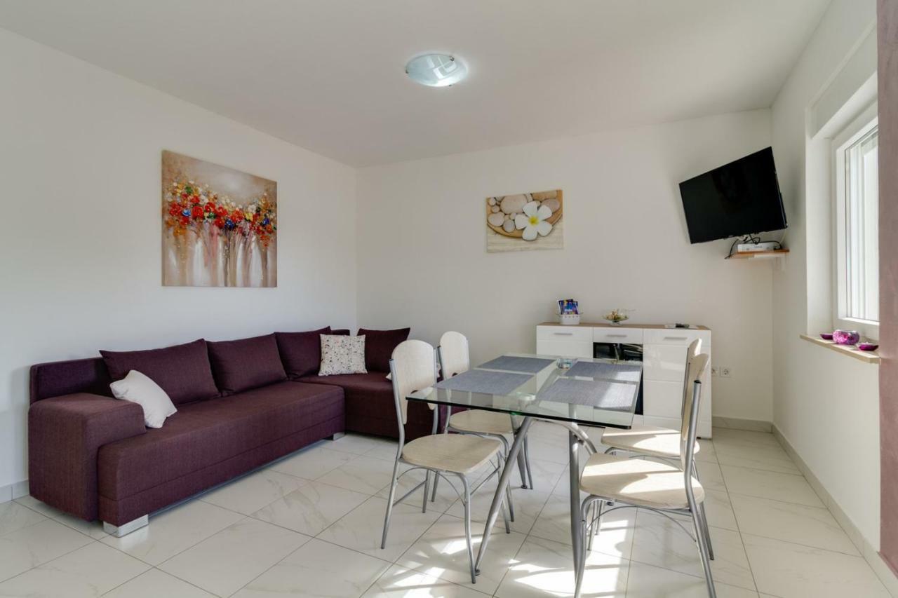Apartments Tonka Near Beach And Sea Pula Exterior foto
