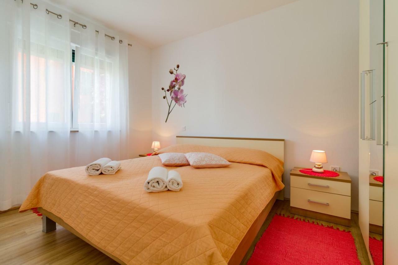 Apartments Tonka Near Beach And Sea Pula Exterior foto